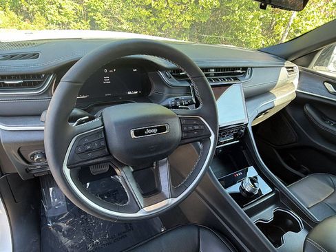 Used 2024 Jeep Grand Cherokee Limited w/ Luxury Tech Group II RWD image 26