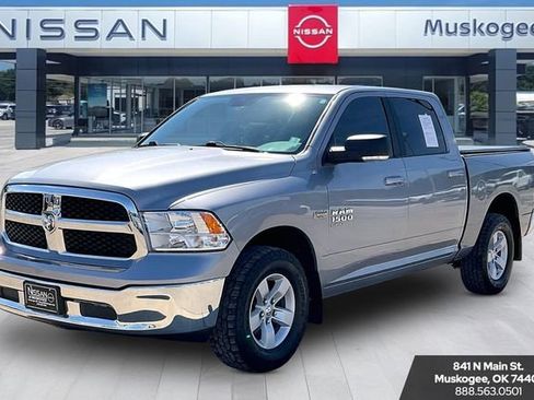 Used 2019 RAM 1500 Classic SLT w/ Luxury Group AWD/4WD image 3