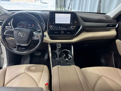 Used 2021 Toyota Highlander XLE image 8
