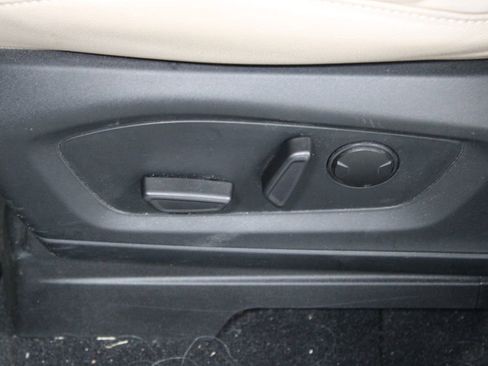 Used 2020 Ford Explorer XLT w/ Equipment Group 202A image 17