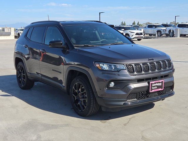 Used 2023 Jeep Compass Latitude AWD/4WD image 3