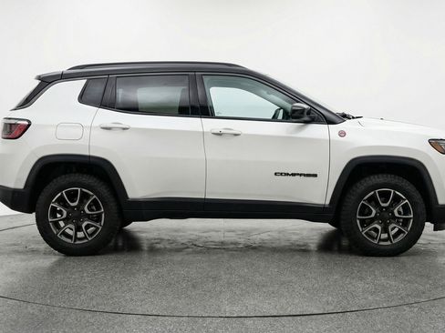 Used 2025 Jeep Compass Trailhawk image 11