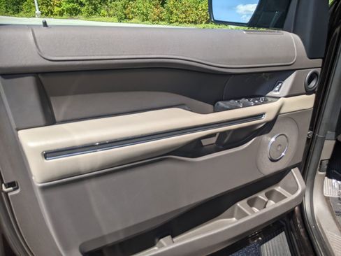 Used 2021 Ford Expedition XLT image 13