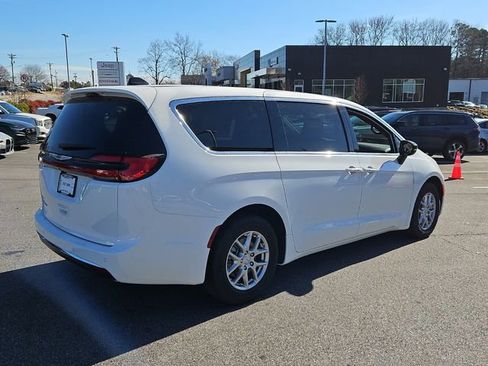 New 2026 Chrysler Pacifica Select image 9