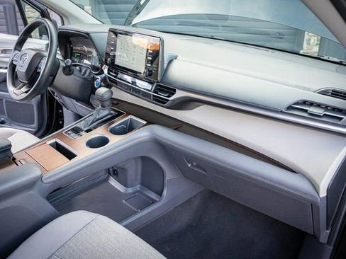 Used 2024 Toyota Sienna LE image 33