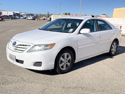 Used 2010 Toyota Camry LE image 4