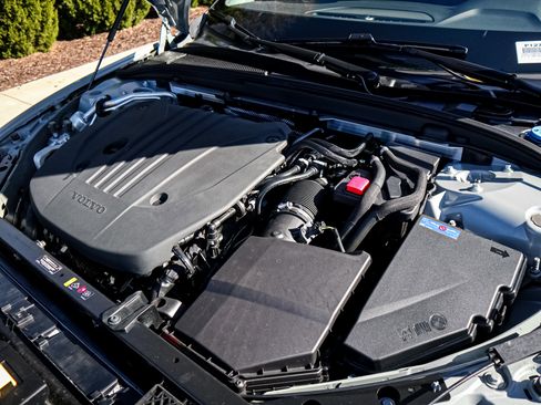 Used 2025 Volvo V60 B5 Cross Country Plus image 34