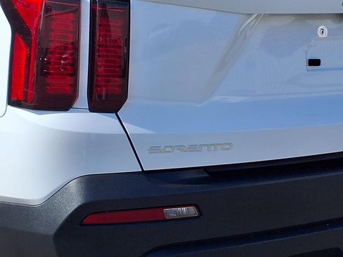 Used 2023 Kia Sorento LX image 22