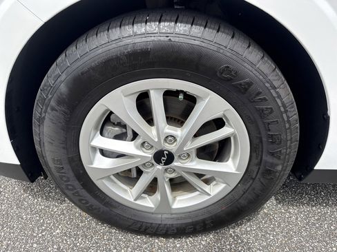 Used 2024 Kia Carnival LX FWD image 10