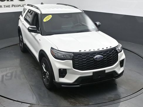Used 2025 Ford Explorer ST-Line w/ ST-Line Street Pack AWD/4WD image 49