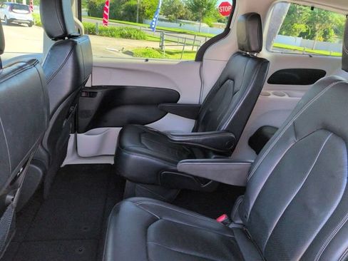 Used 2022 Chrysler Pacifica Touring-L FWD image 14