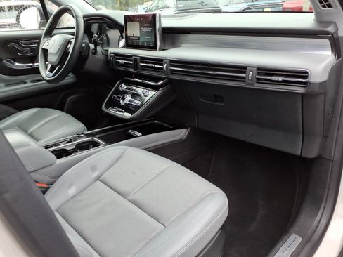 Used 2022 Lincoln Corsair AWD w/ Premium Package image 9