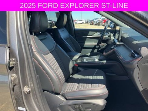 Used 2025 Ford Explorer ST-Line w/ ST-Line Street Pack image 11