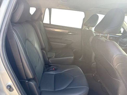 Used 2024 Toyota Highlander Limited FWD image 17