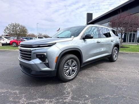 Used 2024 Chevrolet Traverse LT image 3