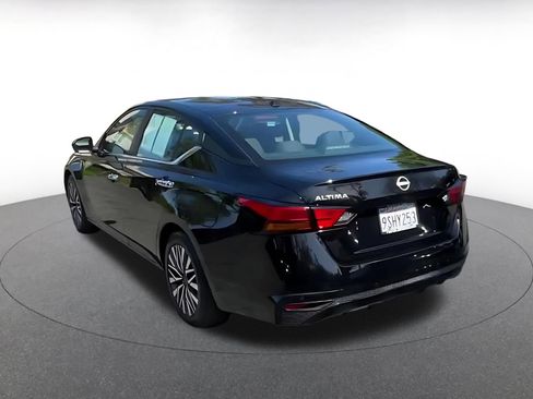 Used 2025 Nissan Altima 2.5 SV FWD image 11