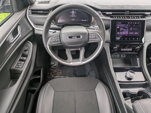 New 2025 Jeep Grand Cherokee Altitude image 14