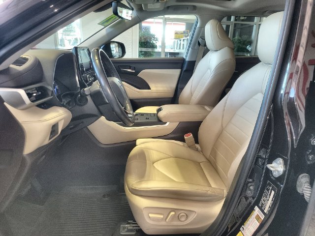 Used 2021 Toyota Highlander XLE AWD/4WD image 12