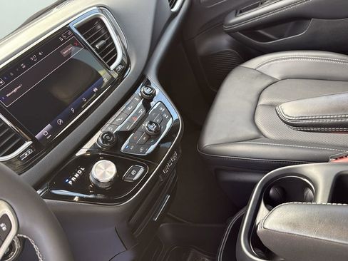 Used 2025 Chrysler Pacifica Select image 19