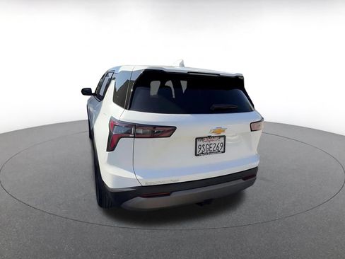Used 2025 Chevrolet Equinox LT AWD/4WD image 11