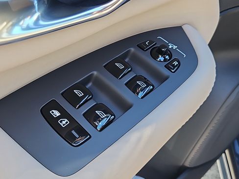 New 2026 Volvo XC90 B6 Plus w/ Protection Package Premier image 17