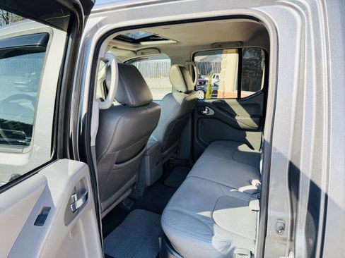 Used 2019 Nissan Frontier SL image 8