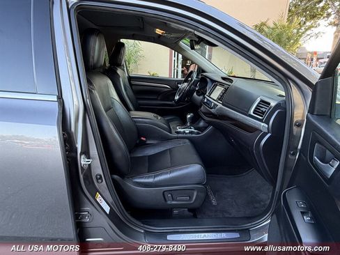 Used 2017 Toyota Highlander Limited w/ Carpet Mat Package FWD image 32