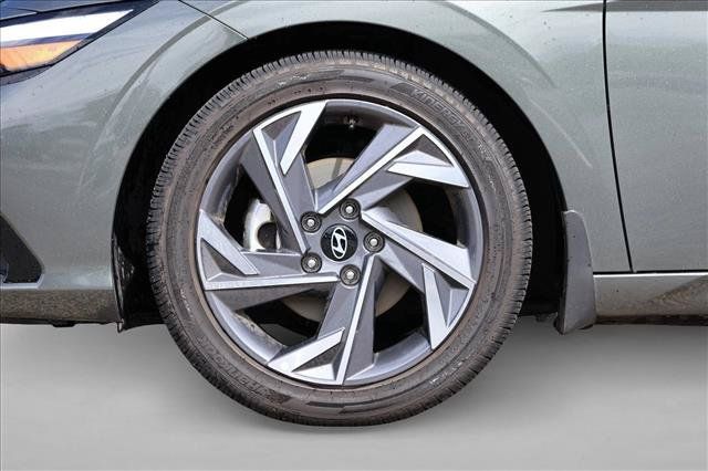 Used 2026 Hyundai Elantra Limited FWD image 9