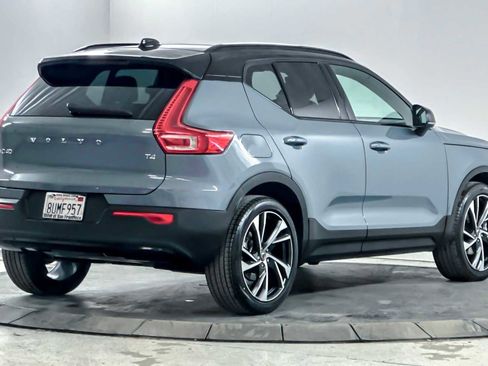 Used 2021 Volvo XC40 T4 R-Design w/ Climate Package image 2