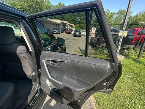 Used 2020 Toyota RAV4 LE AWD/4WD image 31