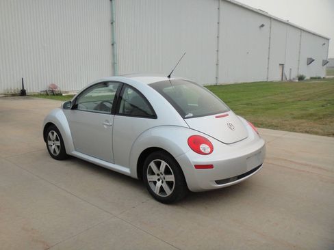 Used 2006 Volkswagen Beetle Coupe w/ Package 1 FWD image 9