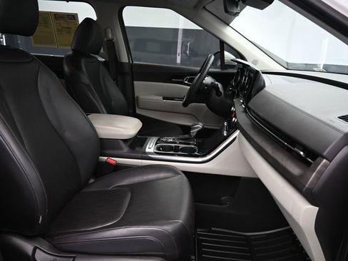 Used 2024 Kia Carnival EX image 34