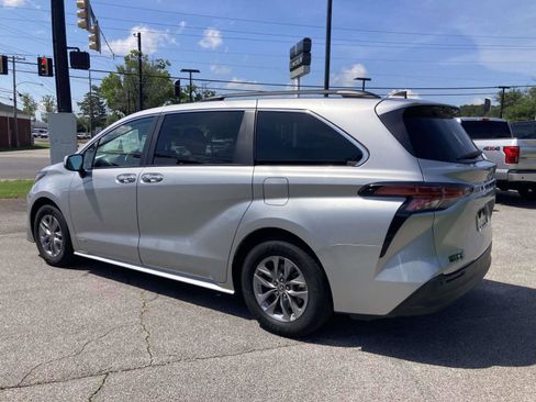 Used 2021 Toyota Sienna XLE w/ XLE Plus Package FWD image 7