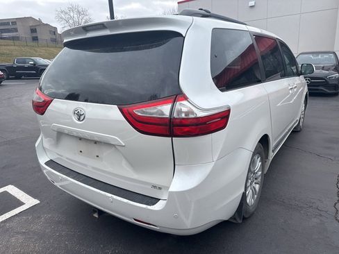 Used 2017 Toyota Sienna XLE Premium image 4