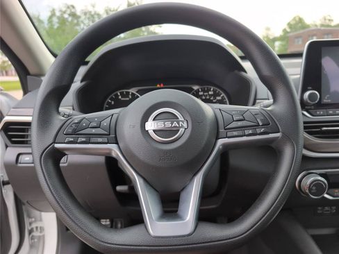 Used 2025 Nissan Altima 2.5 SV FWD image 28