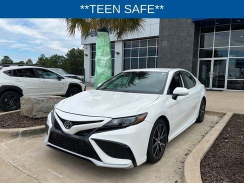 Used 2016 Toyota Camry XLE image 3