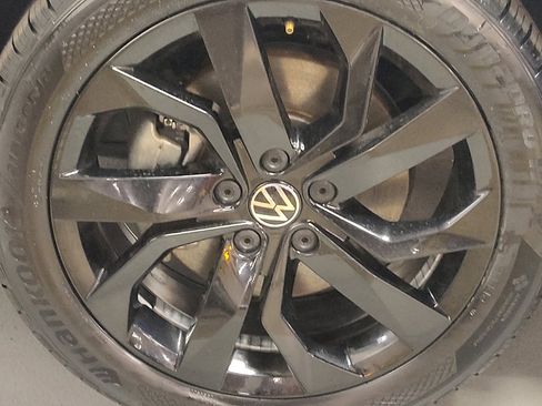Used 2023 Volkswagen Taos SE w/ Panoramic Sunroof Package FWD image 31