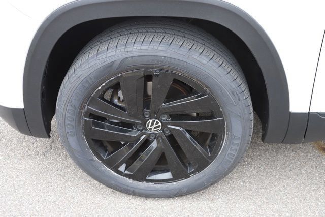 Used 2023 Volkswagen Atlas Cross Sport SE w/ Black Wheel Package AWD/4WD image 14