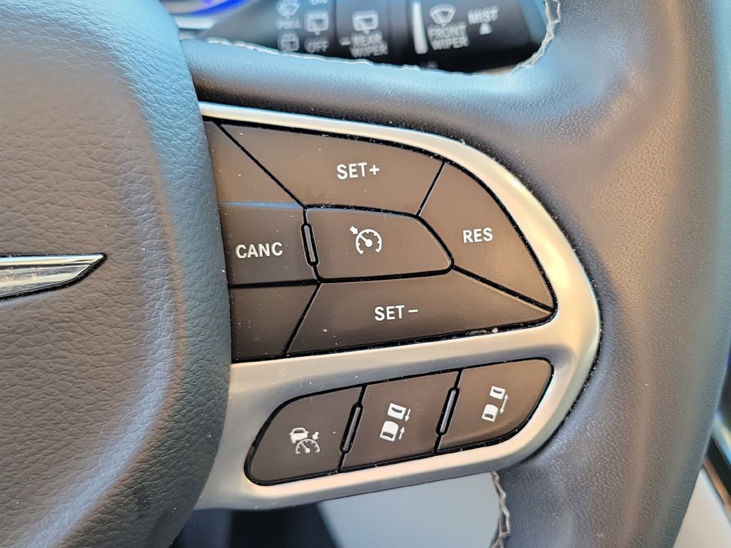 Used 2024 Chrysler Pacifica Limited FWD image 37
