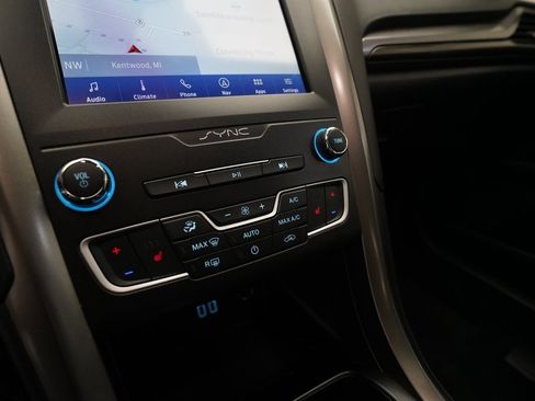 Used 2020 Ford Fusion SEL image 22