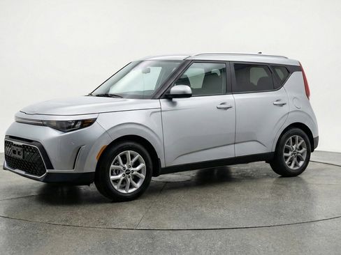 Used 2025 Kia Soul LX w/ LX Technology Package FWD image 3