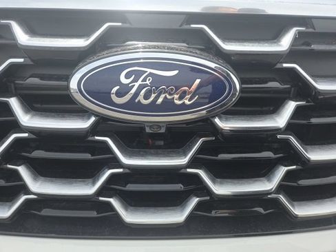 New 2026 Ford Explorer Platinum w/ LUX Leather Package AWD/4WD image 2