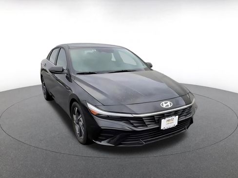 Used 2025 Hyundai Elantra Limited image 2