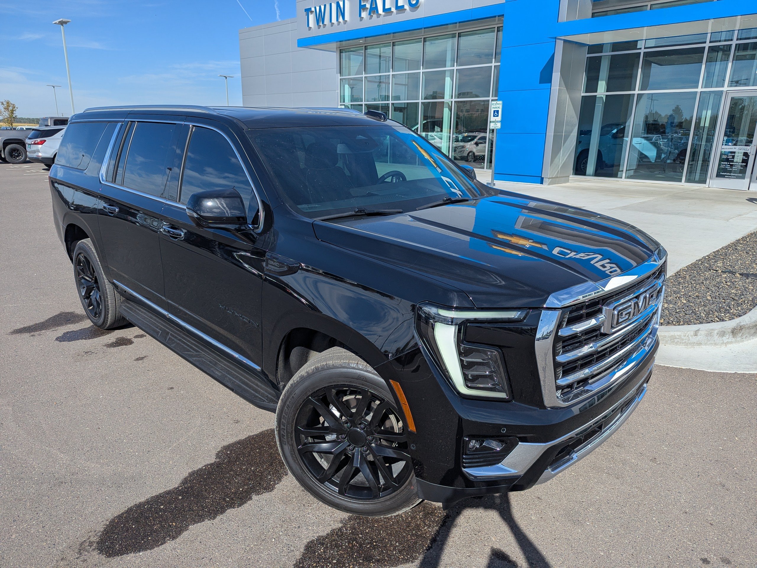 Used 2025 GMC Yukon XL Elevation AWD/4WD image 4