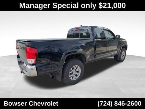 Used 2017 Toyota Tacoma SR5 w/ SR5 Appearance Package (SM) AWD/4WD image 4