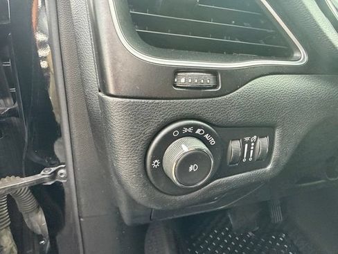 Used 2019 Jeep Cherokee Trailhawk w/ Cold Weather Group AWD/4WD image 12