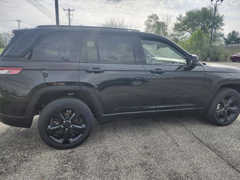 Used 2023 Jeep Grand Cherokee Limited w/ Black Appearance Package image 6