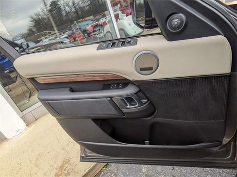 Used 2017 Land Rover Discovery HSE image 25