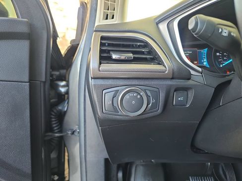 Used 2019 Ford Fusion SE FWD image 18