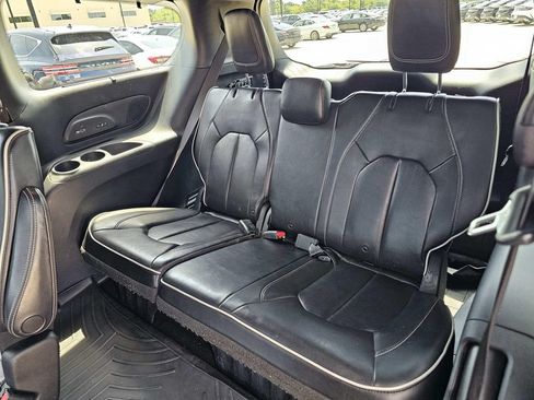 Used 2019 Chrysler Pacifica Limited w/ Advanced Safetytec Group FWD image 22
